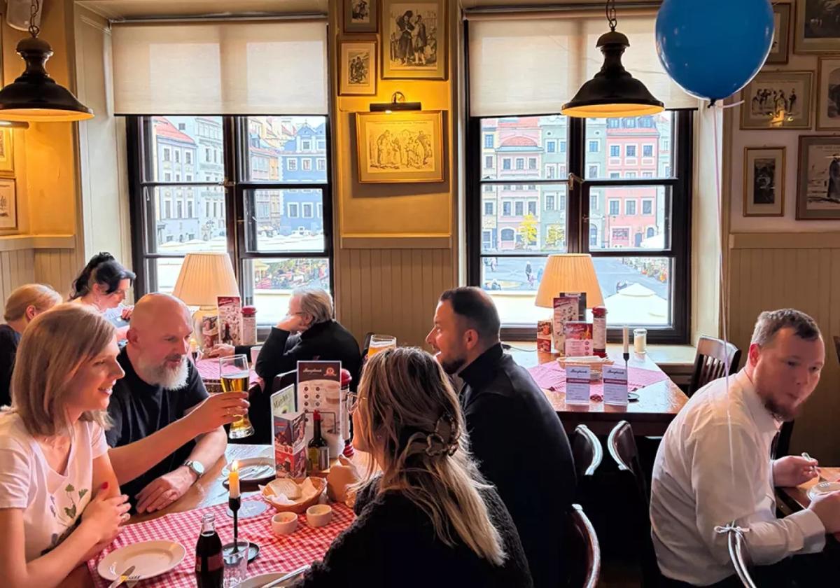 warsaw people eating