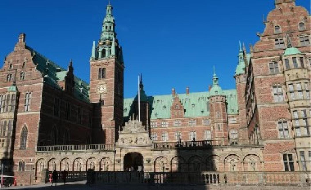 Frederiksborg & Kronborg Castles: Private Day Trip from Copenhagen